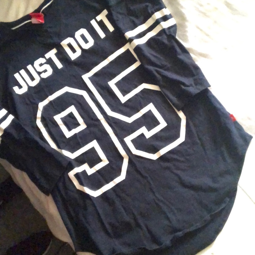 NIKE LOGO HALF SLEEVE TEE